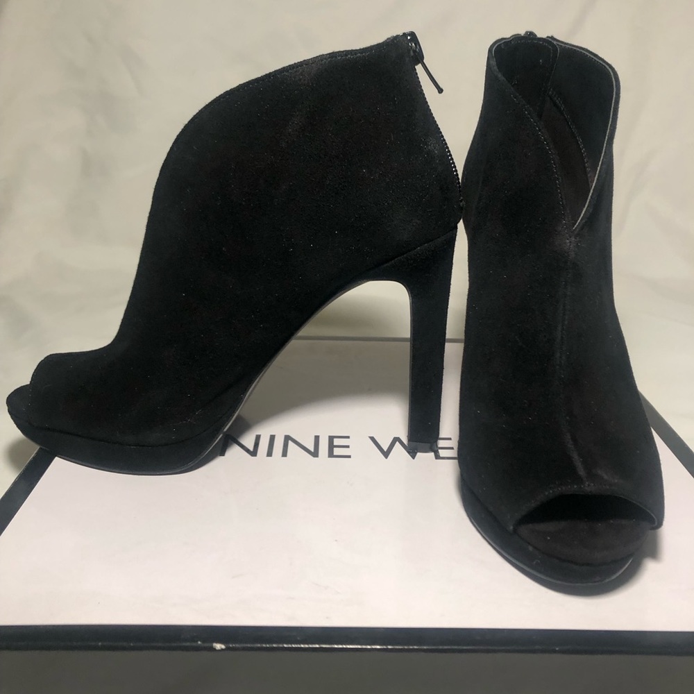 Nine West size 5 bootie. Never worn outside. Like new.